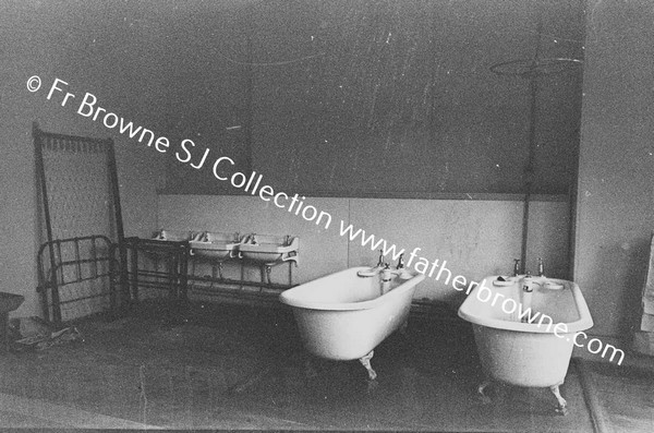 MANRESA HOUSE (BAYMOUNT) BATH TUBS